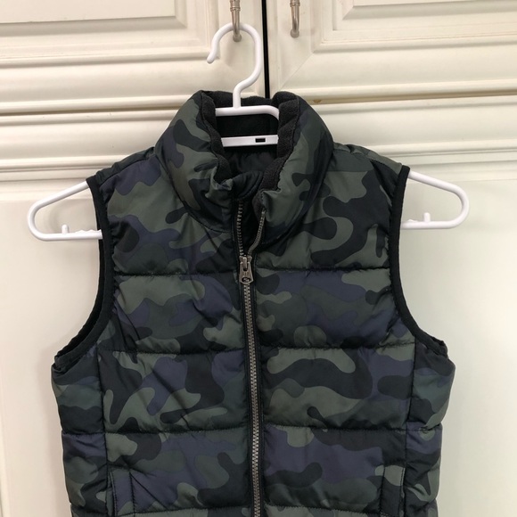 GAP kids camoflage puffer vest - Picture 2 of 12